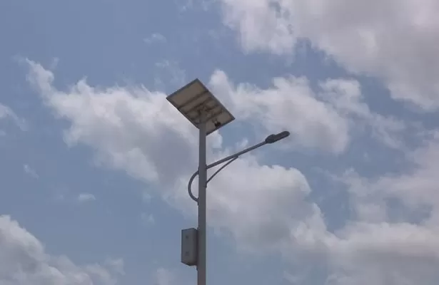 Réverbères solaires fendus