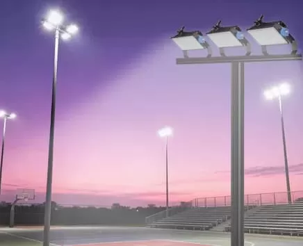 Éclairage de cour de sport en plein air